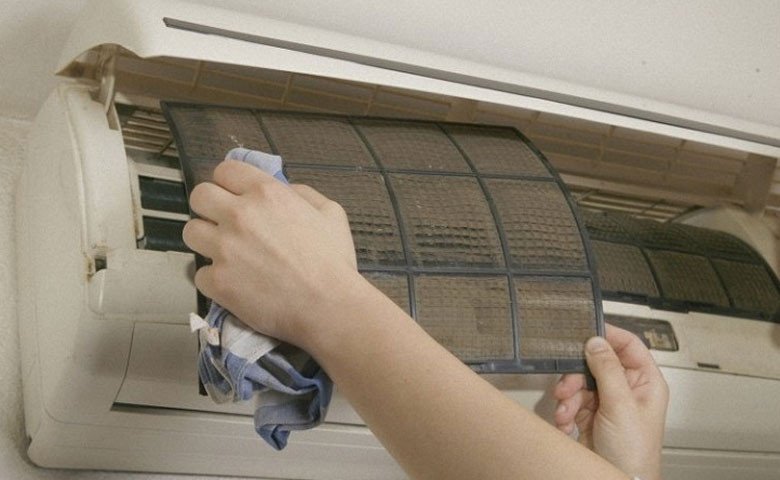 Làm sạch lưới lọc bụi bẩn từ điều hòa Daikin