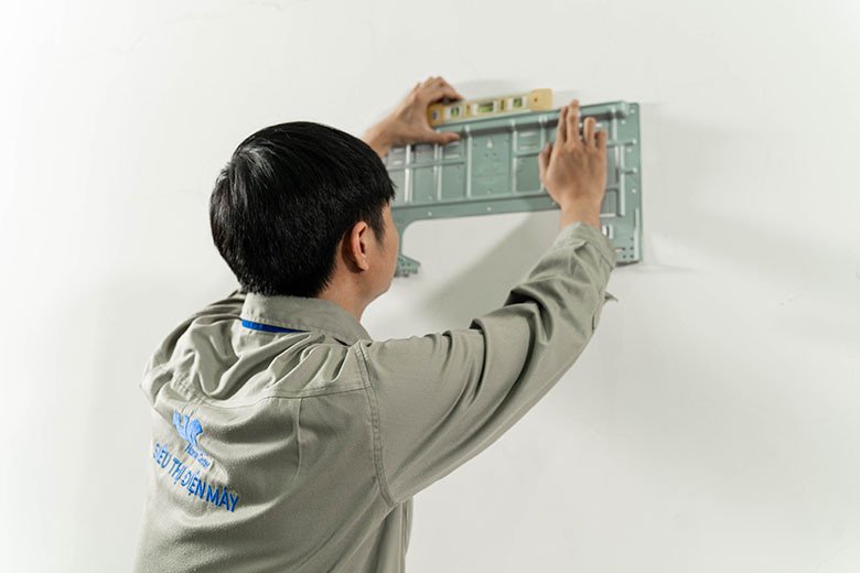 Lắp đặt giá đỡ dàn lạnh điều hòa trên tường
