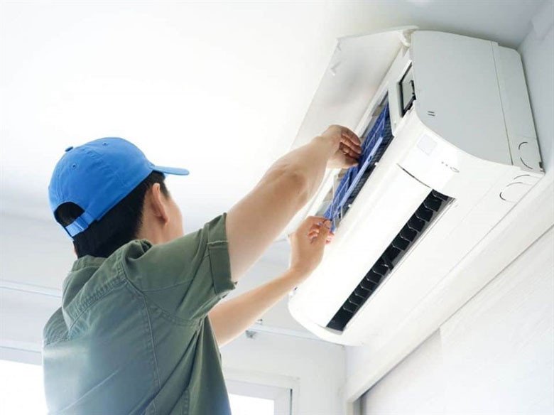 Lắp ráp lại các bộ phận của điều hòa sau khi vệ sinh