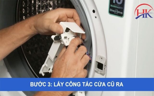 Lấy công tắc cửa cũ ra khỏi máy giặt