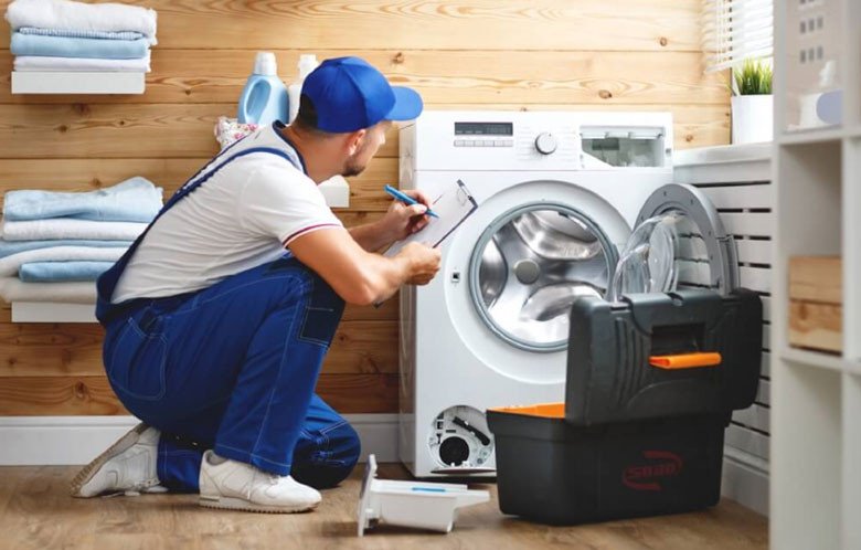 Liên hệ kỹ thuật viên chuyên nghiệp để được hỗ trợ khi máy giặt gặp sự cố phức tạp