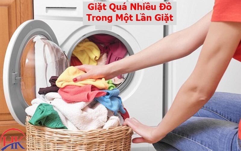Lồng máy giặt bị quá tải do giặt nhiều quần áo