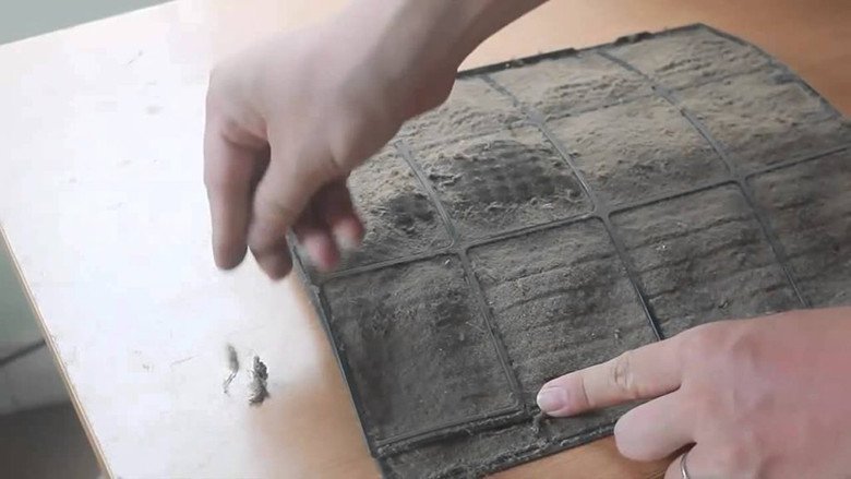 Lưới lọc điều hòa bám đầy bụi bẩn gây cản trở luồng không khí