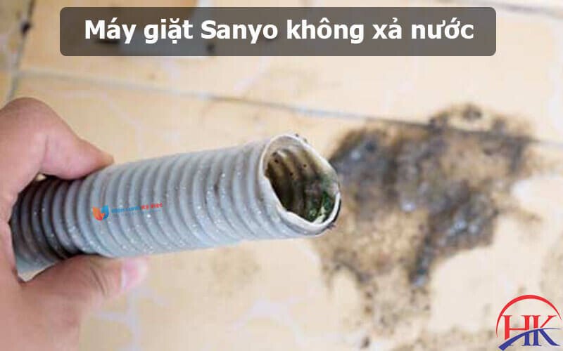 Máy giặt Sanyo không xả nước do ống xả bị tắc
