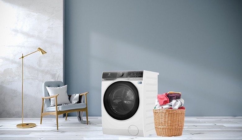 Máy giặt sấy lồng ngang với bảng điều khiển và màn hình