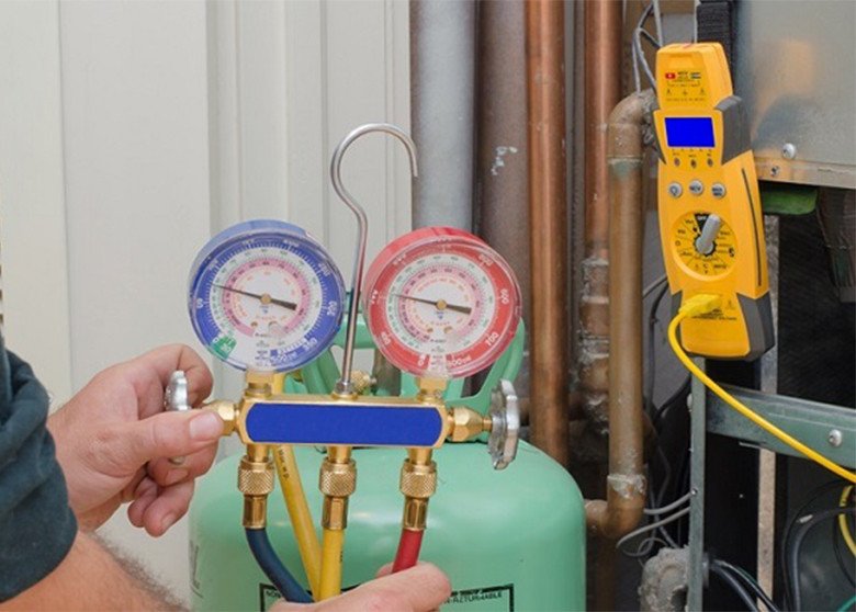 Máy hút chân không hoạt động để loại bỏ không khí trong ống đồng