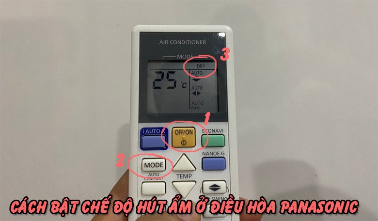Minh họa cách nhấn nút MODE để chọn chế độ DRY trên remote điều hòa Panasonic