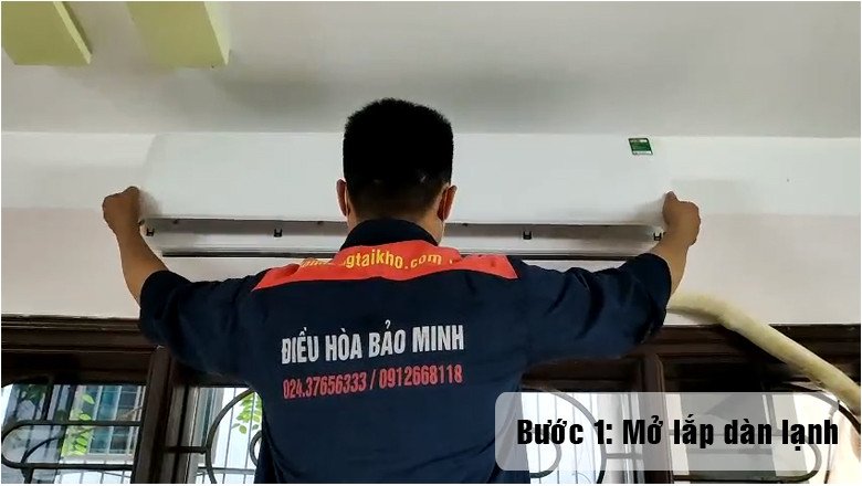 Mở nắp dàn lạnh điều hòa Casper để tìm nút nguồn