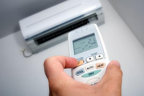 Một số gia đình mở điều hòa nhưng thiết bị không làm mát do điện yếu