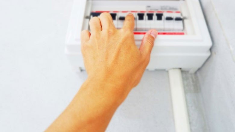Ngắt nguồn điện trước khi vệ sinh điều hòa đảm bảo an toàn