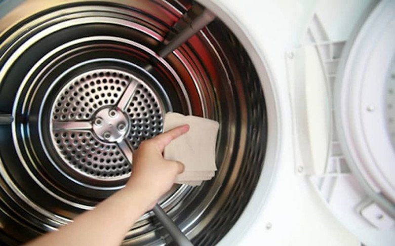 Người đang làm sạch lồng máy giặt cửa trên