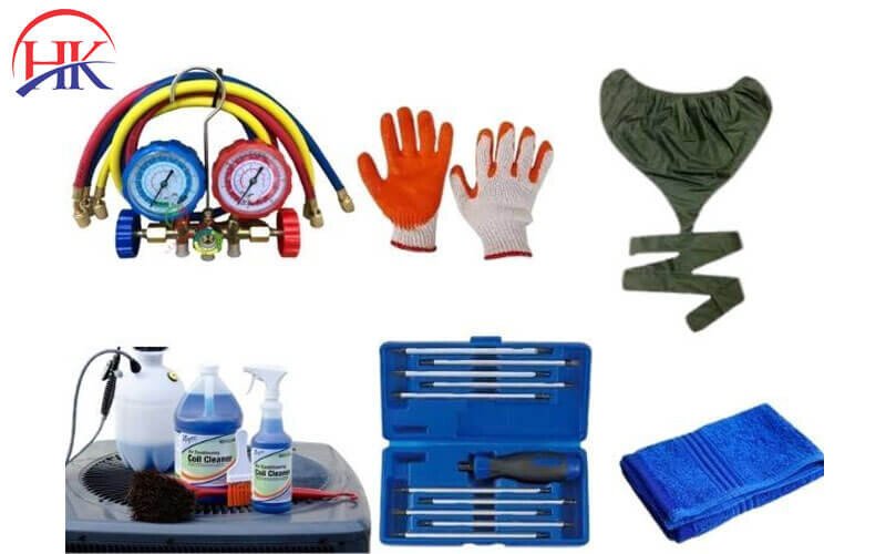 Người dùng đang sử dụng máy xịt vệ sinh để làm sạch dàn nóng máy lạnh