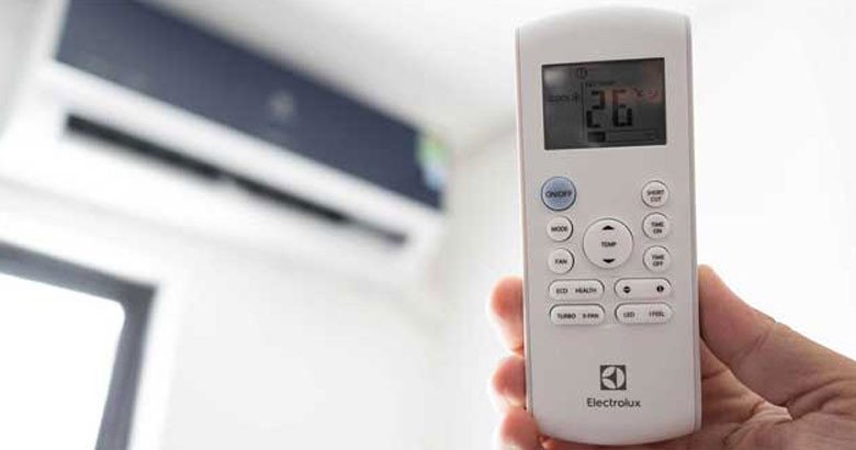 Người dùng kiểm tra mã lỗi trên điều khiển điều hòa Electrolux