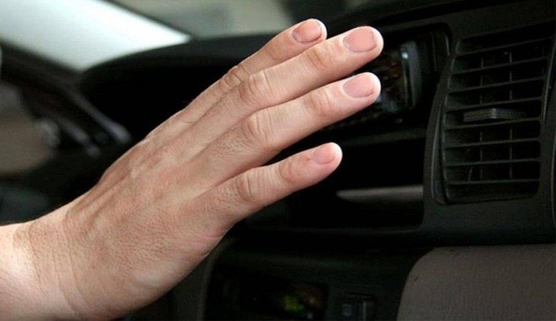 Người lái xe cảm thấy khó chịu khi điều hòa ô tô không mát