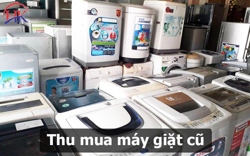Người thợ đang kiểm tra chiếc máy giặt cũ để thu mua