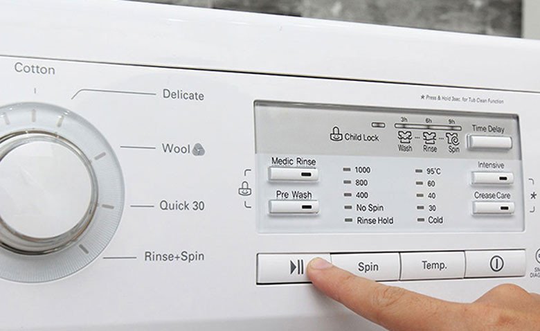 Nhấn và giữ nút Start/Pause trên máy giặt Electrolux