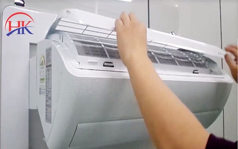 Rửa sạch lưới lọc của máy lạnh Samsung dưới vòi nước