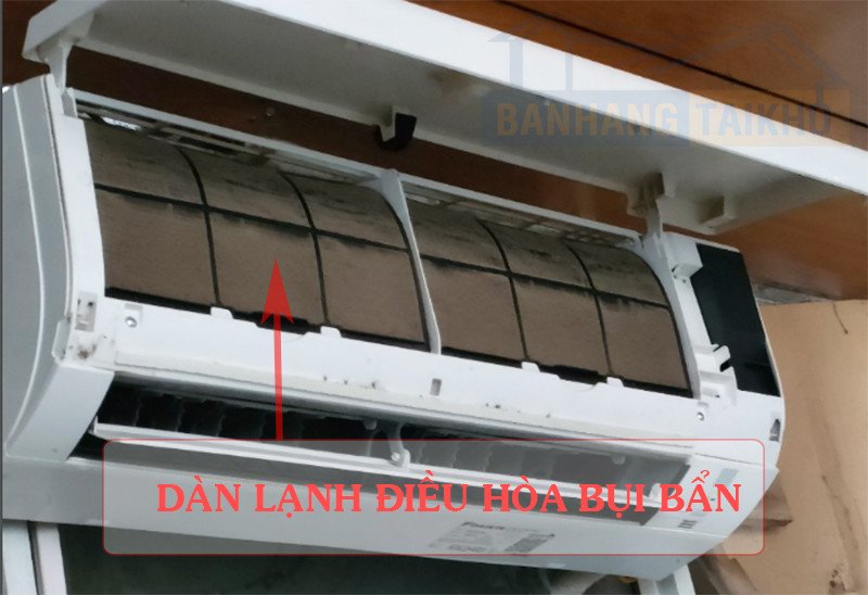 Tấm lọc bụi bẩn trong dàn lạnh điều hòa Daikin gây ảnh hưởng bo mạch