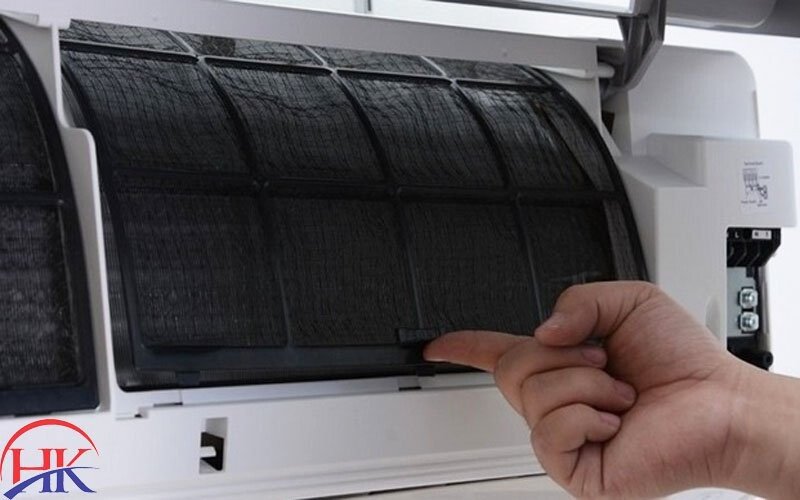 Tấm lưới lọc máy lạnh Samsung bám đầy bụi bẩn sau thời gian sử dụng