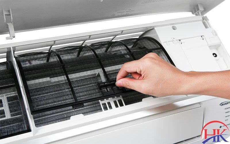 Thao tác phun dung dịch vệ sinh làm sạch dàn lạnh điều hòa