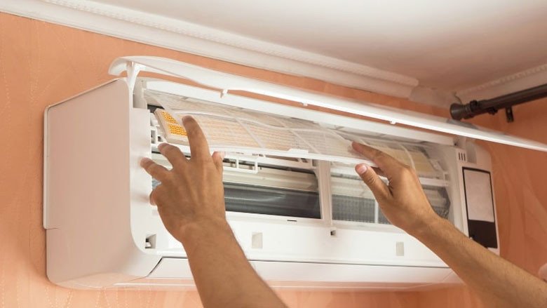 Tháo tấm lọc bụi và mở nắp dàn lạnh chuẩn bị vệ sinh