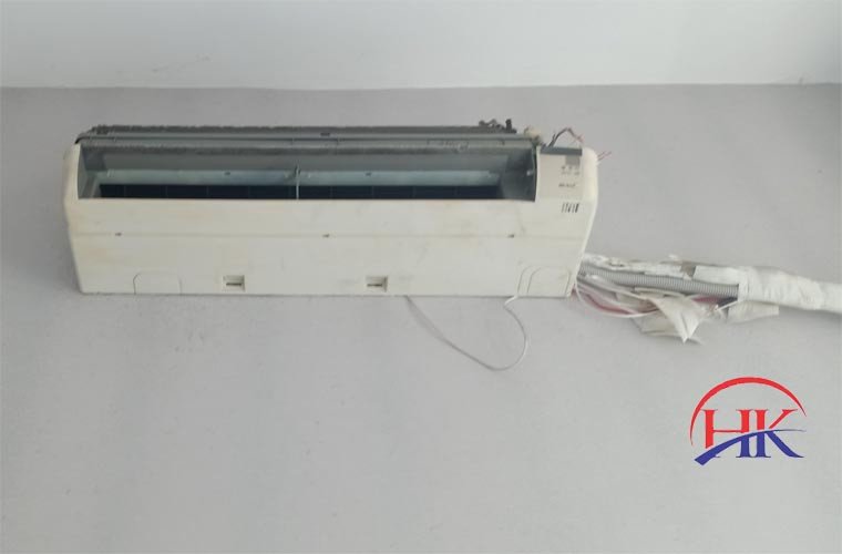 Thợ điện lạnh chuyên nghiệp thực hiện công việc tại nhà khách hàng ở quận Tân Phú