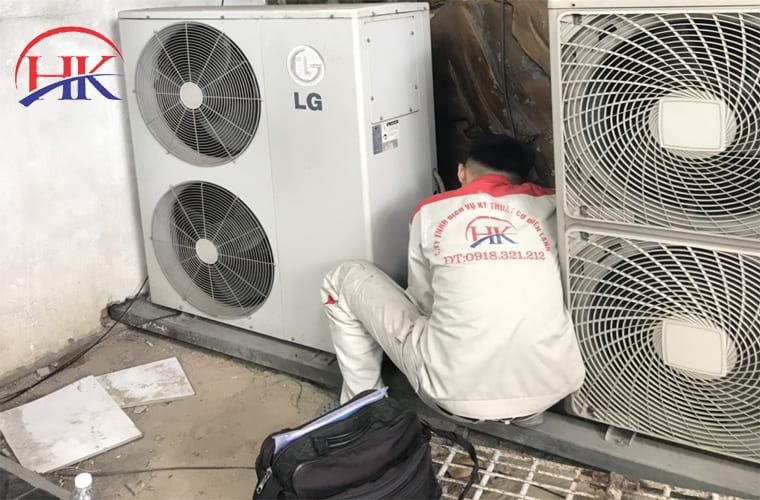 Thợ điện lạnh kiểm tra hệ thống ống đồng máy lạnh