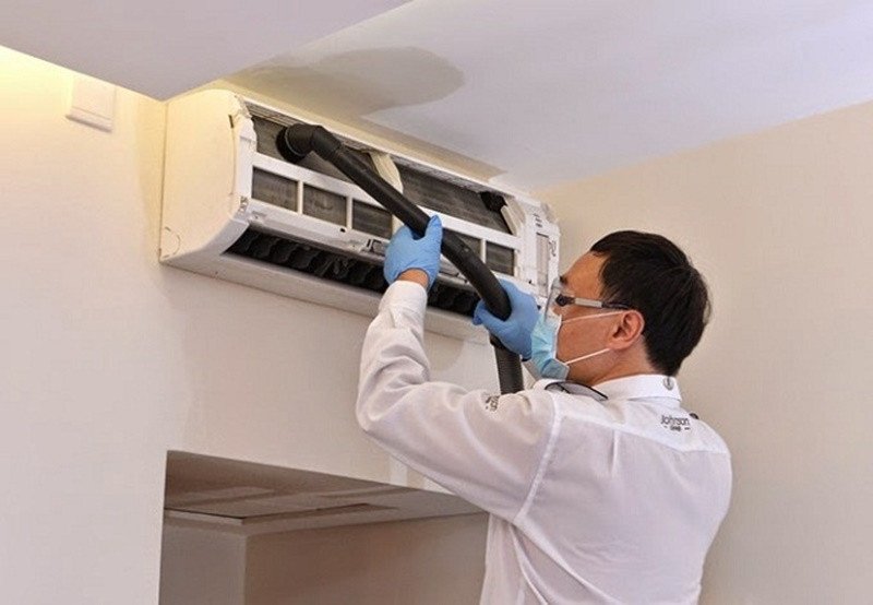 Thợ điện lạnh kiểm tra khắc phục lỗi F3 trên điều hòa Daikin