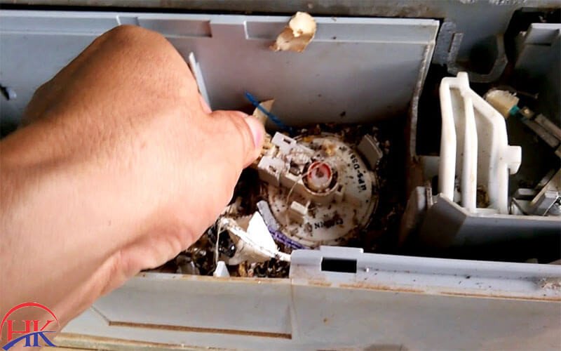 Thợ kiểm tra cảm biến mực nước để sửa lỗi ER máy giặt Sanyo