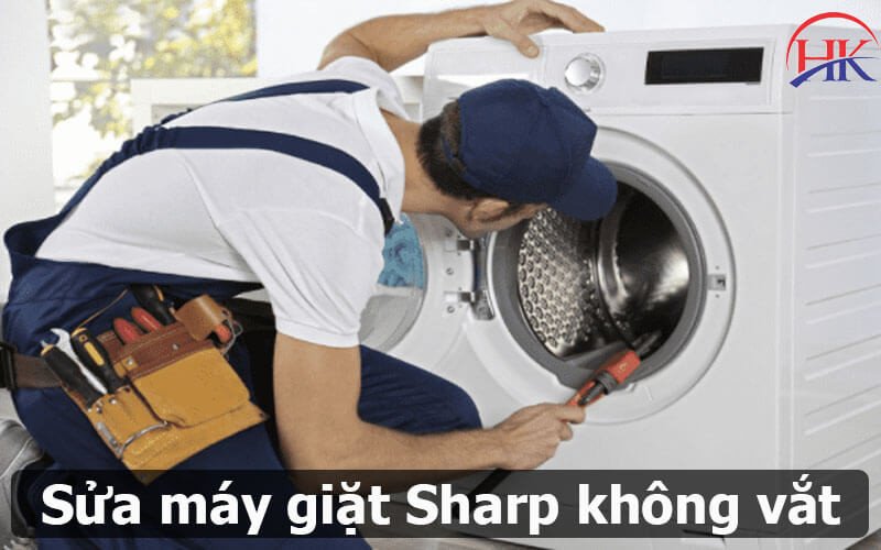 Thợ kỹ thuật đang kiểm tra máy giặt Sharp bị lỗi vắt