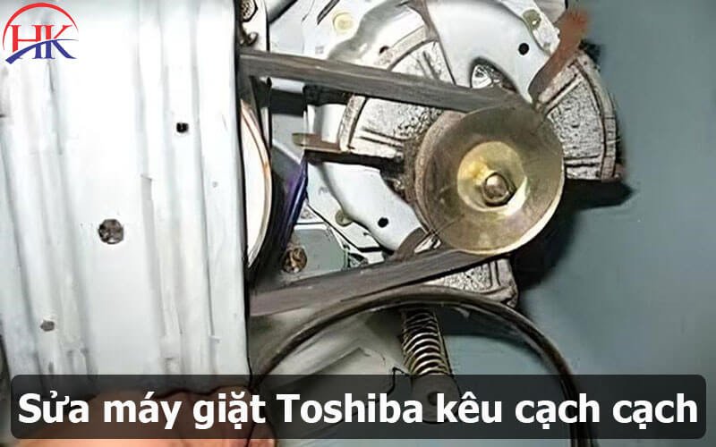 Thợ kỹ thuật đang sửa chữa máy giặt Toshiba bị lỗi phát tiếng ồn