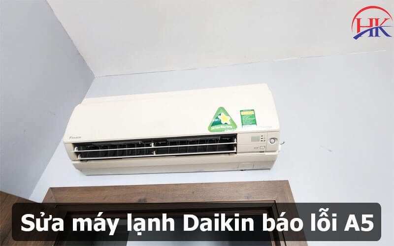 Thợ kỹ thuật đang sửa lỗi A5 máy lạnh Daikin chuyên nghiệp
