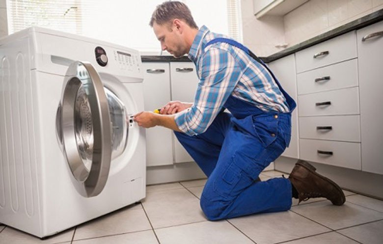 Thợ kỹ thuật kiểm tra bo mạch điều khiển máy giặt Electrolux