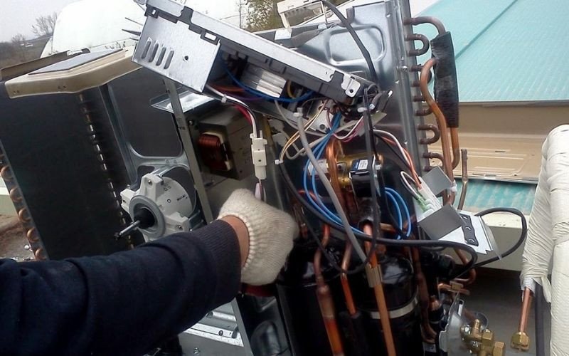 Thợ kỹ thuật kiểm tra cục nóng điều hòa Daikin khi báo lỗi J6
