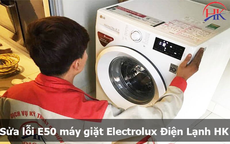 Thợ kỹ thuật kiểm tra động cơ máy giặt Electrolux khi gặp lỗi E50