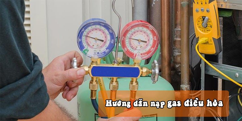 Thợ kỹ thuật kiểm tra hệ thống nạp gas điều hòa