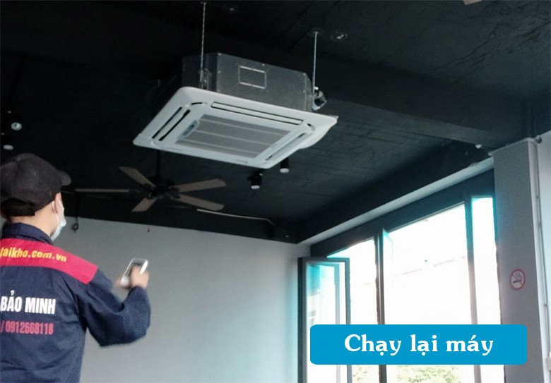 Thợ kỹ thuật kiểm tra hoạt động sau khi vệ sinh điều hòa
