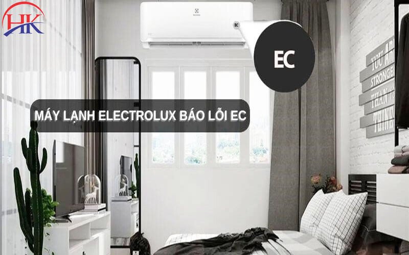 Thợ kỹ thuật kiểm tra và sửa máy lạnh Electrolux báo lỗi EC