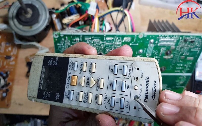Thợ sửa chữa đang kiểm tra bo mạch dàn nóng điều hòa Panasonic