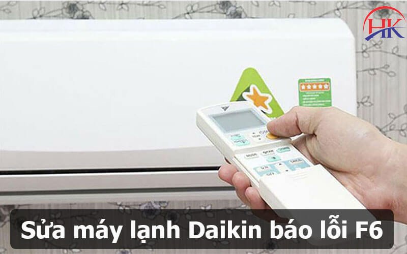 Thợ sửa chữa kiểm tra lỗi F6 trên máy lạnh Daikin
