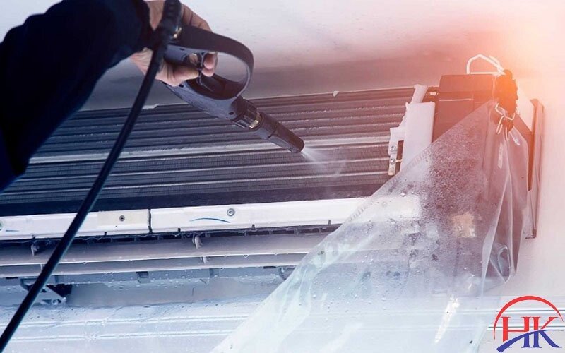 Thực hiện vệ sinh cục nóng (dàn nóng) của máy điều hòa LG