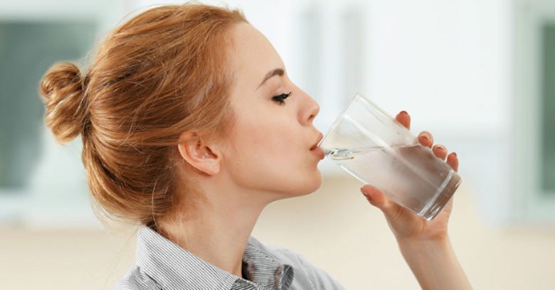 Uống đủ nước để giữ ẩm cho cơ thể khi ở phòng điều hòa