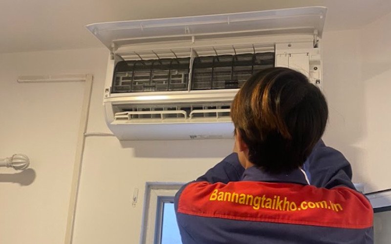 Vệ sinh định kỳ giúp khắc phục lỗi đèn vàng điều hòa Panasonic