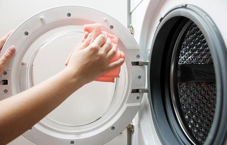 Vệ sinh lồng giặt và cửa máy giặt Electrolux sau khi dùng