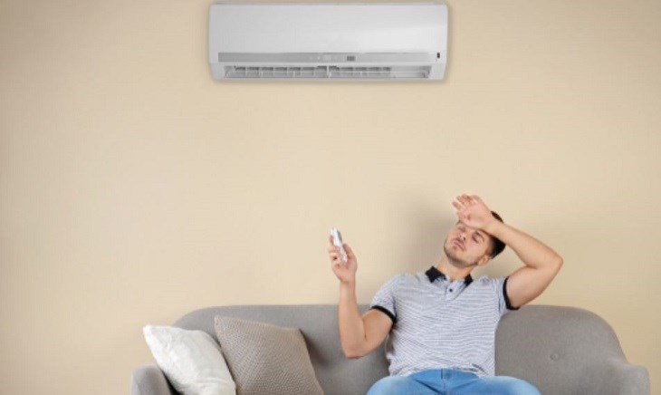Vệ sinh lưới lọc định kỳ giúp khắc phục tình trạng máy lạnh không mát