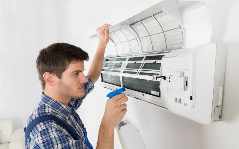 Vệ sinh lưới lọc và cánh quạt dàn lạnh điều hòa Daikin