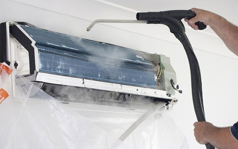 Vệ sinh lưới lọc và dàn lạnh định kỳ giúp khắc phục lỗi chớp đèn