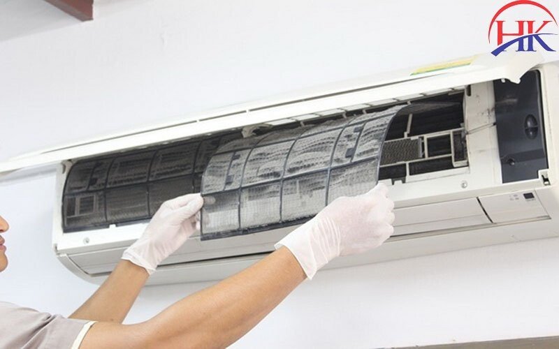 Vệ sinh tấm lưới lọc bụi của máy lạnh Mitsubishi