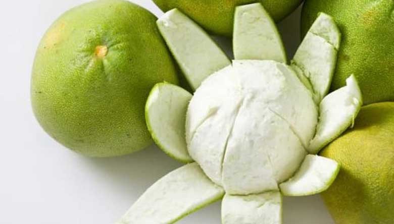 Vỏ bưởi khô đặt ở góc nhà