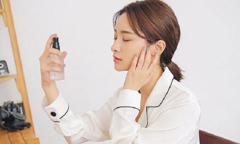 Xịt khoáng cấp ẩm cho da khi sử dụng điều hòa